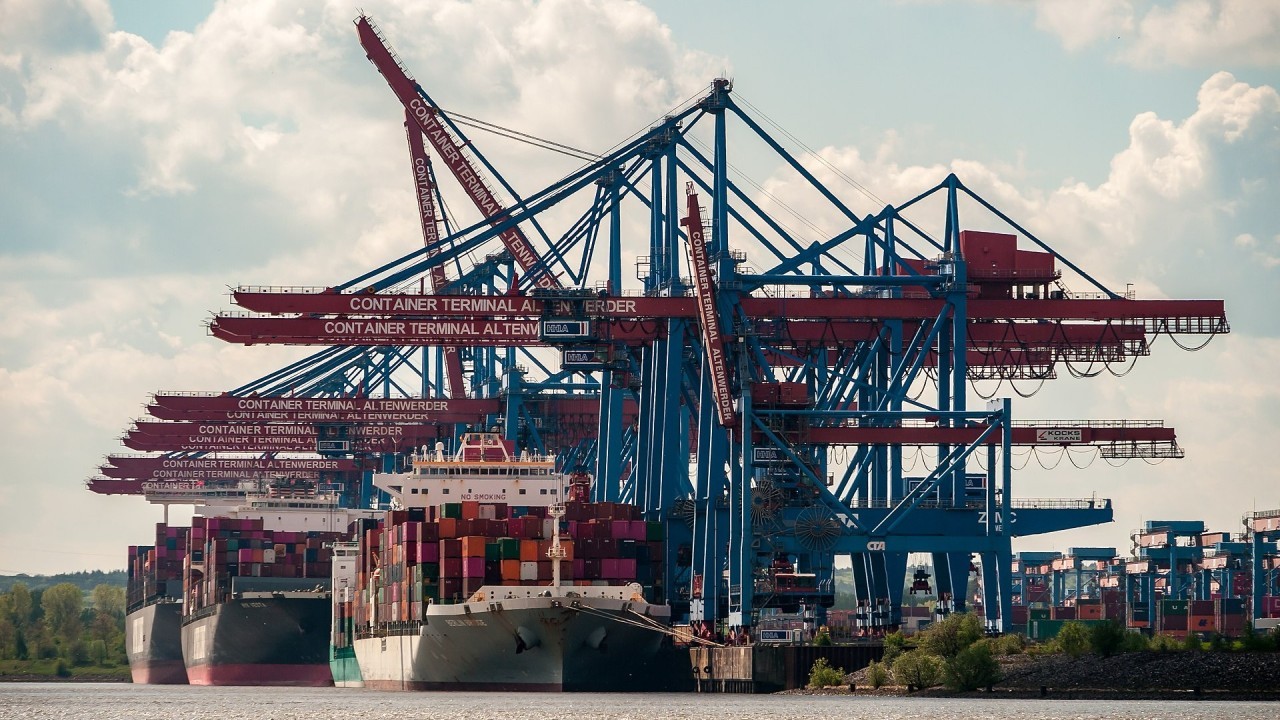 Containers via Hamburg: If you want to clear customs in Germany – maximum control over EUSt, compliance and special equipment